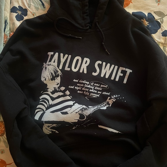 Taylor Swift Black Sweater Artistic Design - Picture 2 of 4